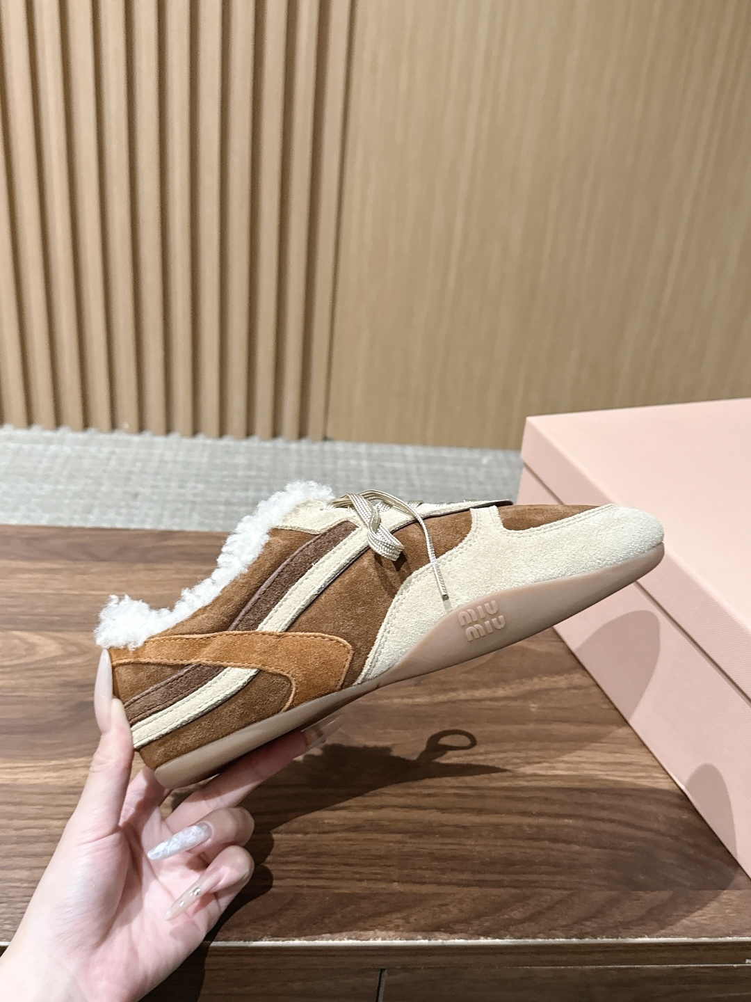 MIU MIU 缪缪早秋新款羊羔毛复古拼色德训鞋 自带温柔复古的松弛氛围感,不同材质拼接打造层次质感,小巧流苏配饰点缀鞋 MIU MIU 缪缪早秋新款羊羔毛复古拼色德训鞋 自带温柔复古的松弛氛围感,不同材质拼接打造层次质感,小巧流苏配饰点缀鞋