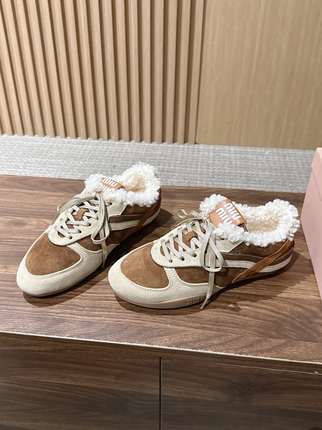 MIU MIU 缪缪早秋新款羊羔毛复古拼色德训鞋 自带温柔复古的松弛氛围感,不同材质拼接打造层次质感,小巧流苏配饰点缀鞋 MIU MIU 缪缪早秋新款羊羔毛复古拼色德训鞋 自带温柔复古的松弛氛围感,不同材质拼接打造层次质感,小巧流苏配饰点缀鞋