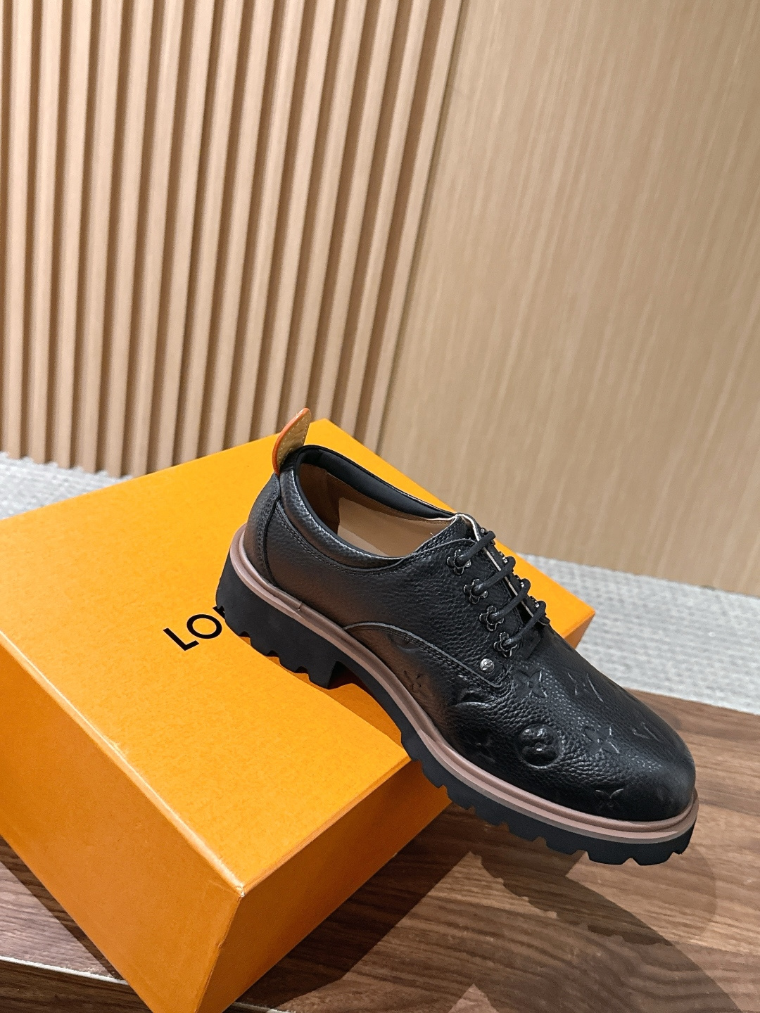 LV Major 驴牌男士乐福鞋拥有轻盈而厚实的微型外底,为经典设计注入潮流新意。手缝牛皮革鞋面压印大号 Damier LV Major 驴牌男士乐福鞋拥有轻盈而厚实的微型外底,为经典设计注入潮流新意。手缝牛皮革鞋面压印大号 Damier