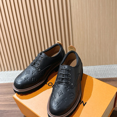 LV Major 驴牌男士乐福鞋拥有轻盈而厚实的微型外底,为经典设计注入潮流新意。手缝牛皮革鞋面压印大号 Damier LV Major 驴牌男士乐福鞋拥有轻盈而厚实的微型外底,为经典设计注入潮流新意。手缝牛皮革鞋面压印大号 Damier