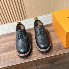 LV Major 驴牌男士乐福鞋拥有轻盈而厚实的微型外底,为经典设计注入潮流新意。手缝牛皮革鞋面压印大号 Damier LV Major 驴牌男士乐福鞋拥有轻盈而厚实的微型外底,为经典设计注入潮流新意。手缝牛皮革鞋面压印大号 Damier