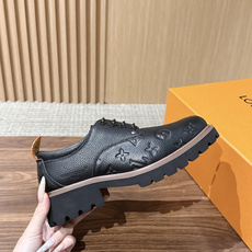 LV Major 驴牌男士乐福鞋拥有轻盈而厚实的微型外底,为经典设计注入潮流新意。手缝牛皮革鞋面压印大号 Damier LV Major 驴牌男士乐福鞋拥有轻盈而厚实的微型外底,为经典设计注入潮流新意。手缝牛皮革鞋面压印大号 Damier