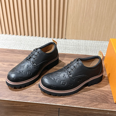 LV Major 驴牌男士乐福鞋拥有轻盈而厚实的微型外底,为经典设计注入潮流新意。手缝牛皮革鞋面压印大号 Damier LV Major 驴牌男士乐福鞋拥有轻盈而厚实的微型外底,为经典设计注入潮流新意。手缝牛皮革鞋面压印大号 Damier