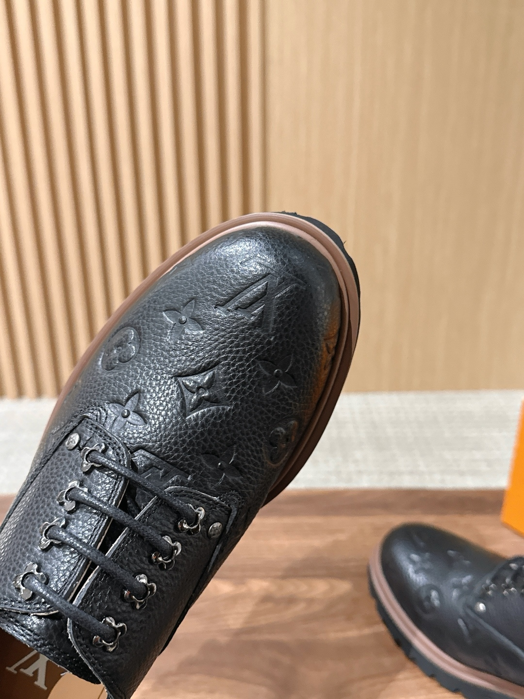 LV Major 驴牌男士乐福鞋拥有轻盈而厚实的微型外底,为经典设计注入潮流新意。手缝牛皮革鞋面压印大号 Damier LV Major 驴牌男士乐福鞋拥有轻盈而厚实的微型外底,为经典设计注入潮流新意。手缝牛皮革鞋面压印大号 Damier