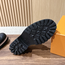LV Major 驴牌男士乐福鞋拥有轻盈而厚实的微型外底,为经典设计注入潮流新意。手缝牛皮革鞋面压印大号 Damier LV Major 驴牌男士乐福鞋拥有轻盈而厚实的微型外底,为经典设计注入潮流新意。手缝牛皮革鞋面压印大号 Damier