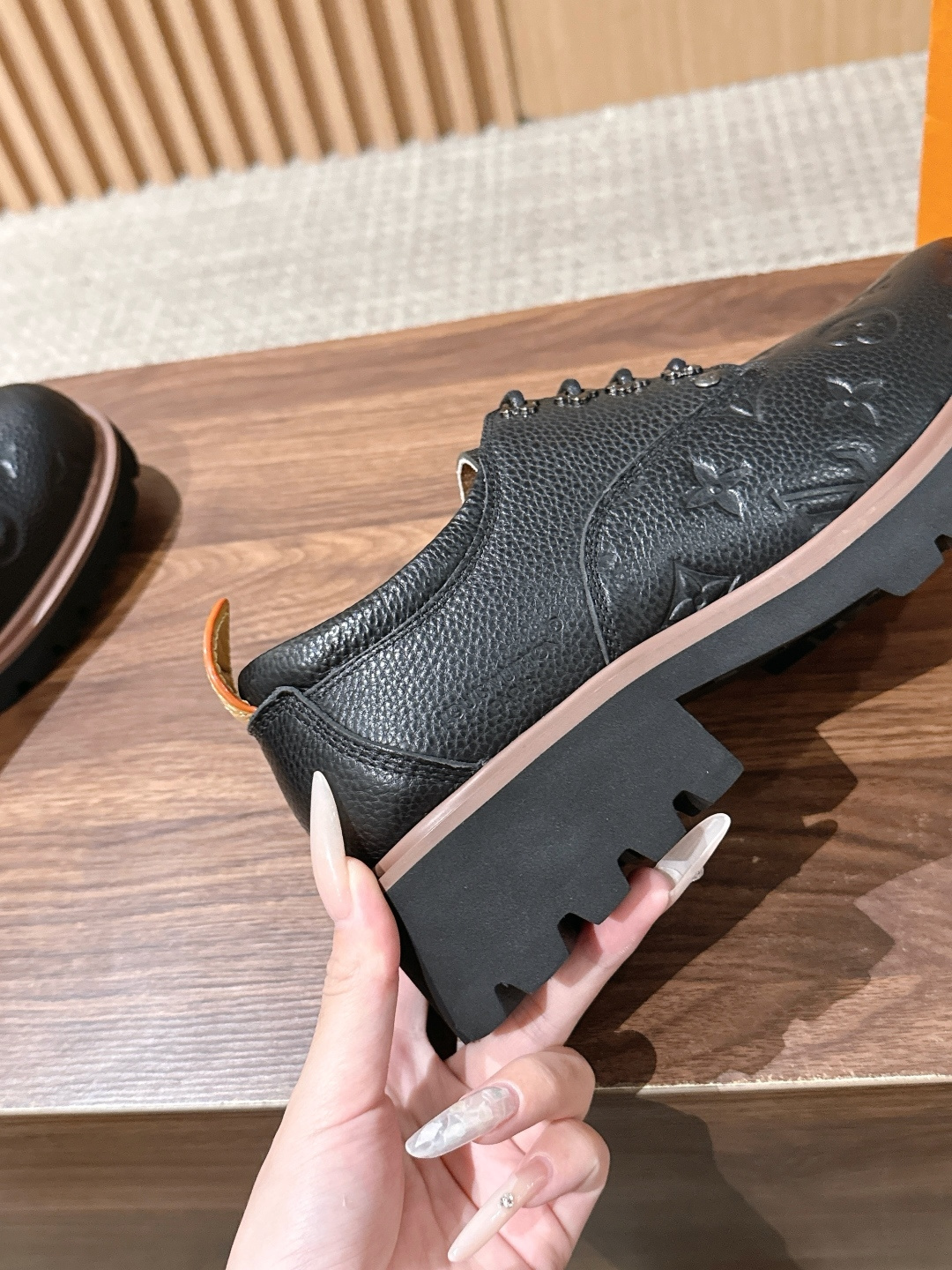LV Major 驴牌男士乐福鞋拥有轻盈而厚实的微型外底,为经典设计注入潮流新意。手缝牛皮革鞋面压印大号 Damier LV Major 驴牌男士乐福鞋拥有轻盈而厚实的微型外底,为经典设计注入潮流新意。手缝牛皮革鞋面压印大号 Damier