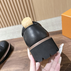 LV Major 驴牌男士乐福鞋拥有轻盈而厚实的微型外底,为经典设计注入潮流新意。手缝牛皮革鞋面压印大号 Damier LV Major 驴牌男士乐福鞋拥有轻盈而厚实的微型外底,为经典设计注入潮流新意。手缝牛皮革鞋面压印大号 Damier