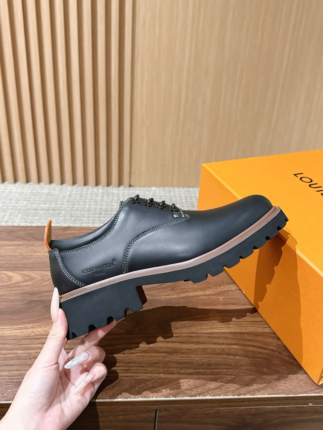 LV Major 驴牌男士乐福鞋拥有轻盈而厚实的微型外底,为经典设计注入潮流新意。手缝牛皮革鞋面压印大号 Damier LV Major 驴牌男士乐福鞋拥有轻盈而厚实的微型外底,为经典设计注入潮流新意。手缝牛皮革鞋面压印大号 Damier