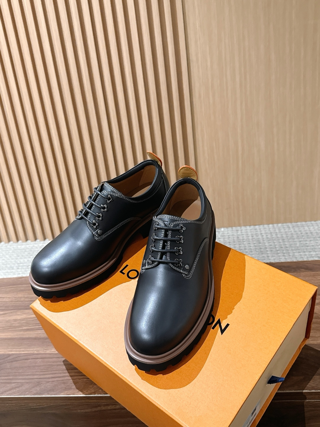 LV Major 驴牌男士乐福鞋拥有轻盈而厚实的微型外底,为经典设计注入潮流新意。手缝牛皮革鞋面压印大号 Damier LV Major 驴牌男士乐福鞋拥有轻盈而厚实的微型外底,为经典设计注入潮流新意。手缝牛皮革鞋面压印大号 Damier