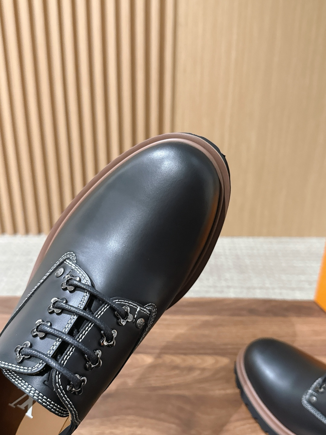 LV Major 驴牌男士乐福鞋拥有轻盈而厚实的微型外底,为经典设计注入潮流新意。手缝牛皮革鞋面压印大号 Damier LV Major 驴牌男士乐福鞋拥有轻盈而厚实的微型外底,为经典设计注入潮流新意。手缝牛皮革鞋面压印大号 Damier