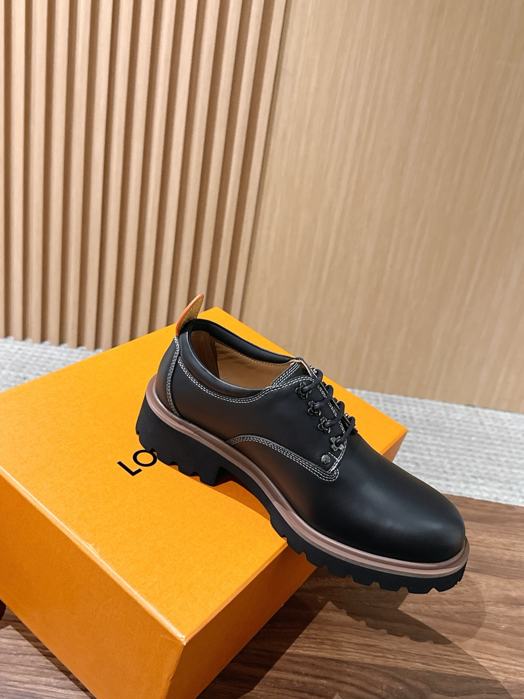 LV Major 驴牌男士乐福鞋拥有轻盈而厚实的微型外底,为经典设计注入潮流新意。手缝牛皮革鞋面压印大号 Damier LV Major 驴牌男士乐福鞋拥有轻盈而厚实的微型外底,为经典设计注入潮流新意。手缝牛皮革鞋面压印大号 Damier
