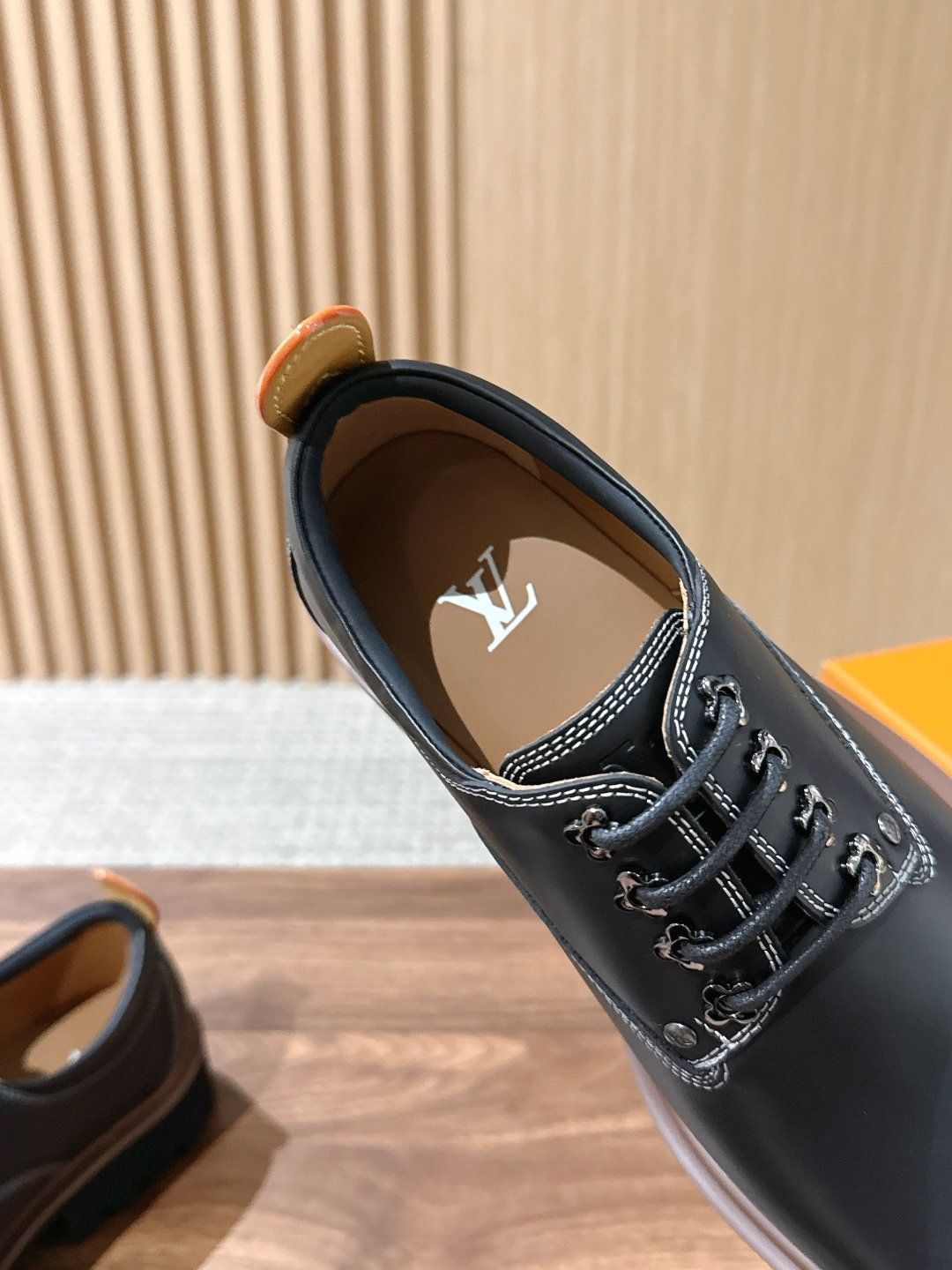 LV Major 驴牌男士乐福鞋拥有轻盈而厚实的微型外底,为经典设计注入潮流新意。手缝牛皮革鞋面压印大号 Damier LV Major 驴牌男士乐福鞋拥有轻盈而厚实的微型外底,为经典设计注入潮流新意。手缝牛皮革鞋面压印大号 Damier