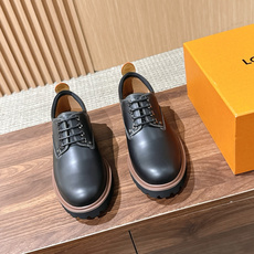 LV Major 驴牌男士乐福鞋拥有轻盈而厚实的微型外底,为经典设计注入潮流新意。手缝牛皮革鞋面压印大号 Damier LV Major 驴牌男士乐福鞋拥有轻盈而厚实的微型外底,为经典设计注入潮流新意。手缝牛皮革鞋面压印大号 Damier