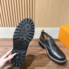 LV Major 驴牌男士乐福鞋拥有轻盈而厚实的微型外底,为经典设计注入潮流新意。手缝牛皮革鞋面压印大号 Damier LV Major 驴牌男士乐福鞋拥有轻盈而厚实的微型外底,为经典设计注入潮流新意。手缝牛皮革鞋面压印大号 Damier