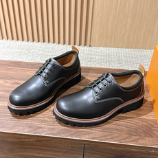 LV Major 驴牌男士乐福鞋拥有轻盈而厚实的微型外底,为经典设计注入潮流新意。手缝牛皮革鞋面压印大号 Damier LV Major 驴牌男士乐福鞋拥有轻盈而厚实的微型外底,为经典设计注入潮流新意。手缝牛皮革鞋面压印大号 Damier