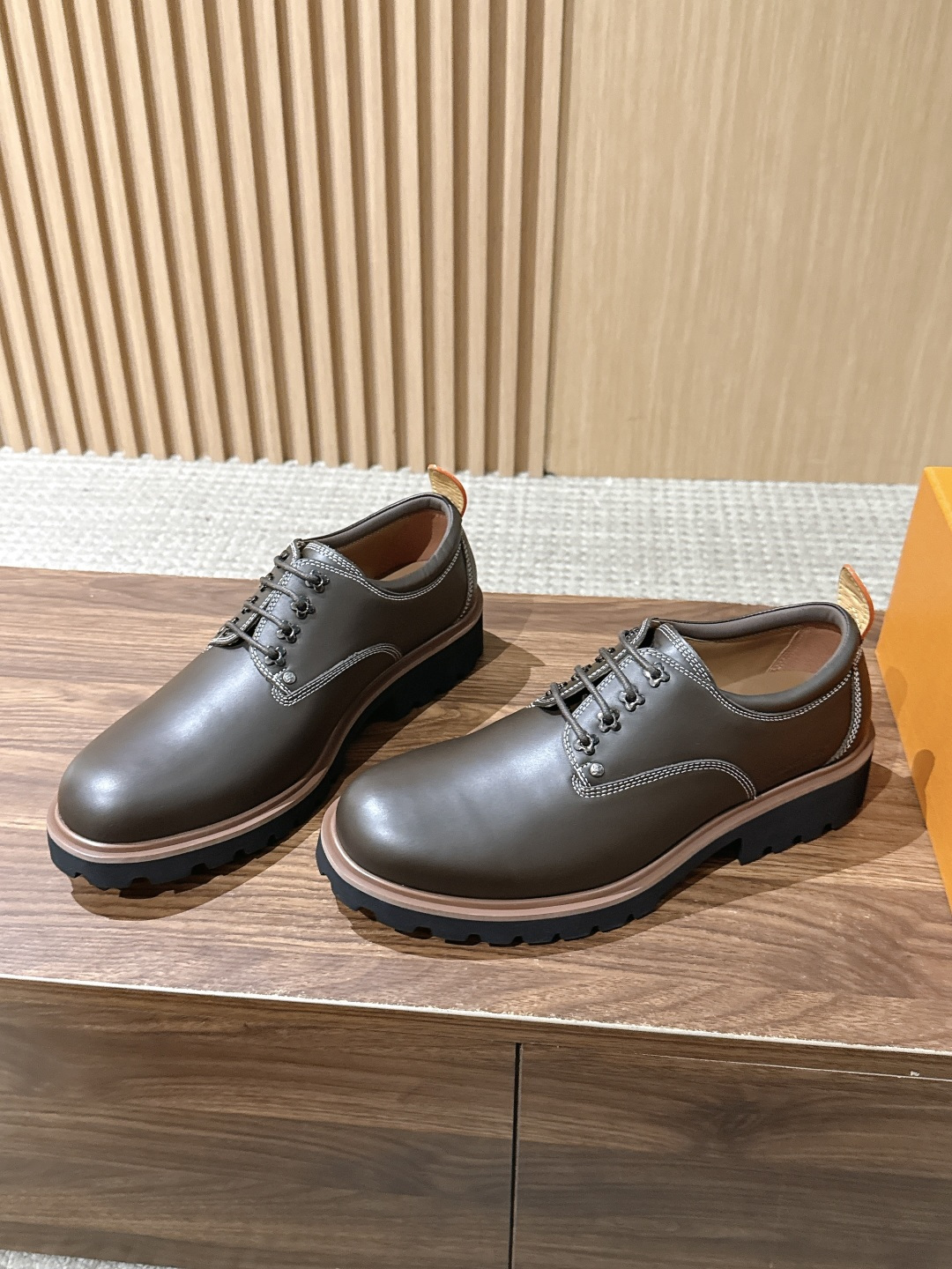 LV Major 驴牌男士乐福鞋拥有轻盈而厚实的微型外底,为经典设计注入潮流新意。手缝牛皮革鞋面压印大号 Damier LV Major 驴牌男士乐福鞋拥有轻盈而厚实的微型外底,为经典设计注入潮流新意。手缝牛皮革鞋面压印大号 Damier