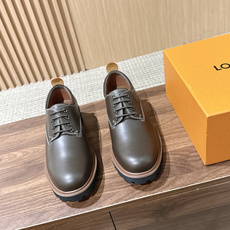 LV Major 驴牌男士乐福鞋拥有轻盈而厚实的微型外底,为经典设计注入潮流新意。手缝牛皮革鞋面压印大号 Damier LV Major 驴牌男士乐福鞋拥有轻盈而厚实的微型外底,为经典设计注入潮流新意。手缝牛皮革鞋面压印大号 Damier