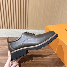 LV Major 驴牌男士乐福鞋拥有轻盈而厚实的微型外底,为经典设计注入潮流新意。手缝牛皮革鞋面压印大号 Damier LV Major 驴牌男士乐福鞋拥有轻盈而厚实的微型外底,为经典设计注入潮流新意。手缝牛皮革鞋面压印大号 Damier