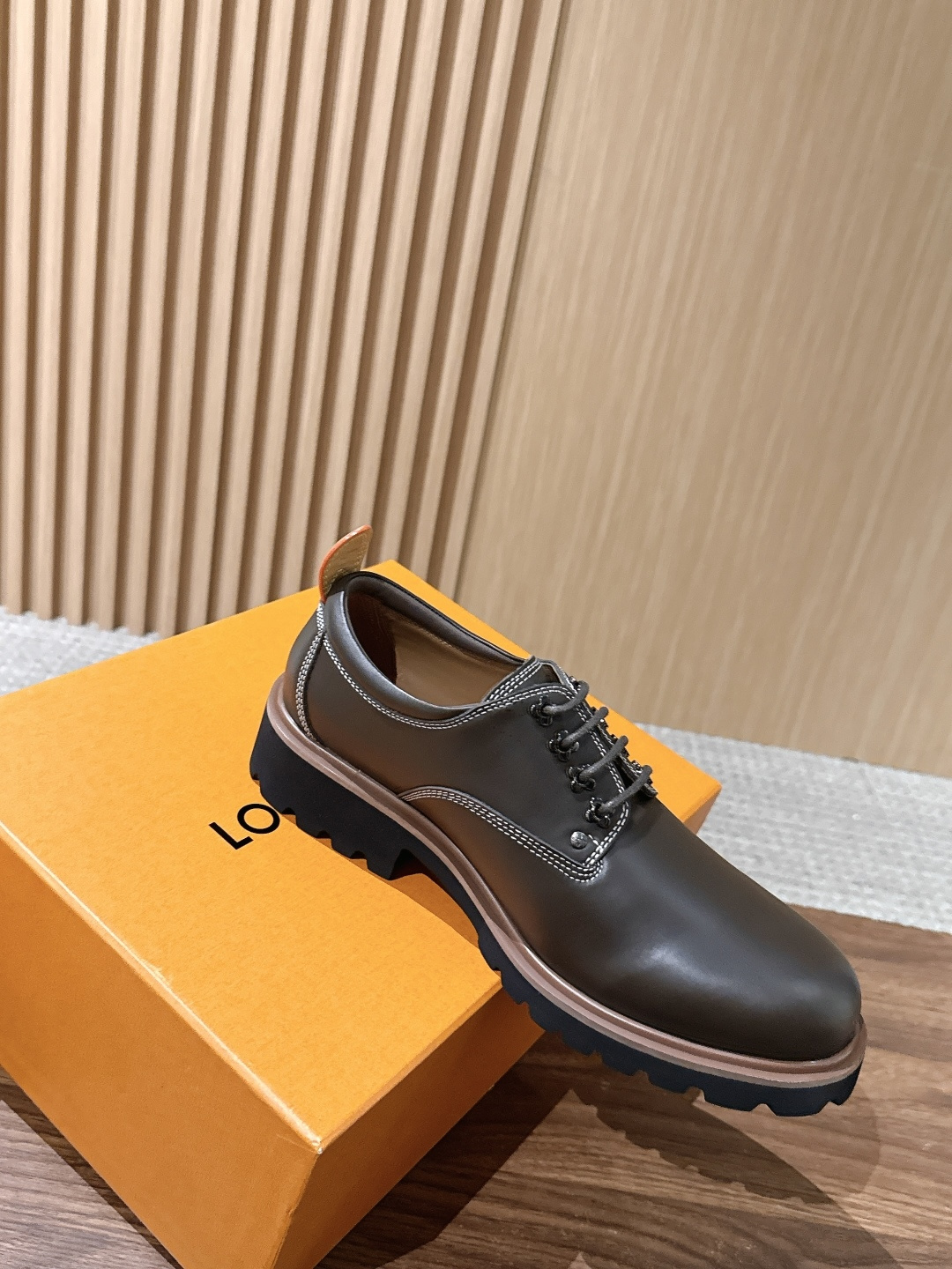LV Major 驴牌男士乐福鞋拥有轻盈而厚实的微型外底,为经典设计注入潮流新意。手缝牛皮革鞋面压印大号 Damier LV Major 驴牌男士乐福鞋拥有轻盈而厚实的微型外底,为经典设计注入潮流新意。手缝牛皮革鞋面压印大号 Damier