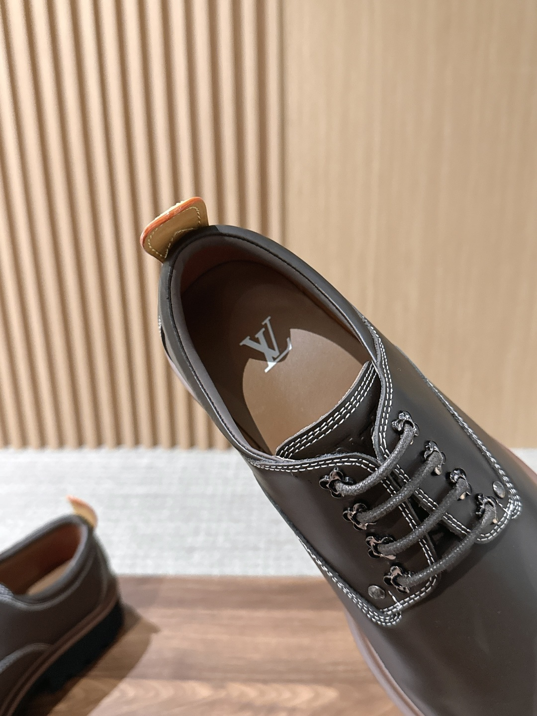 LV Major 驴牌男士乐福鞋拥有轻盈而厚实的微型外底,为经典设计注入潮流新意。手缝牛皮革鞋面压印大号 Damier LV Major 驴牌男士乐福鞋拥有轻盈而厚实的微型外底,为经典设计注入潮流新意。手缝牛皮革鞋面压印大号 Damier