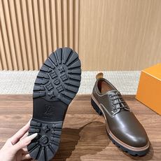 LV Major 驴牌男士乐福鞋拥有轻盈而厚实的微型外底,为经典设计注入潮流新意。手缝牛皮革鞋面压印大号 Damier LV Major 驴牌男士乐福鞋拥有轻盈而厚实的微型外底,为经典设计注入潮流新意。手缝牛皮革鞋面压印大号 Damier