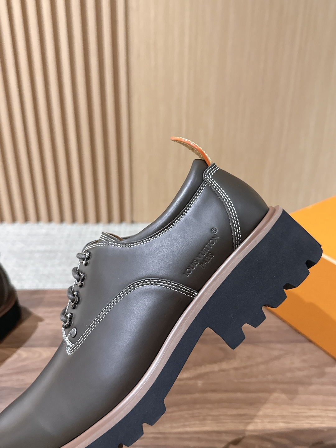 LV Major 驴牌男士乐福鞋拥有轻盈而厚实的微型外底,为经典设计注入潮流新意。手缝牛皮革鞋面压印大号 Damier LV Major 驴牌男士乐福鞋拥有轻盈而厚实的微型外底,为经典设计注入潮流新意。手缝牛皮革鞋面压印大号 Damier