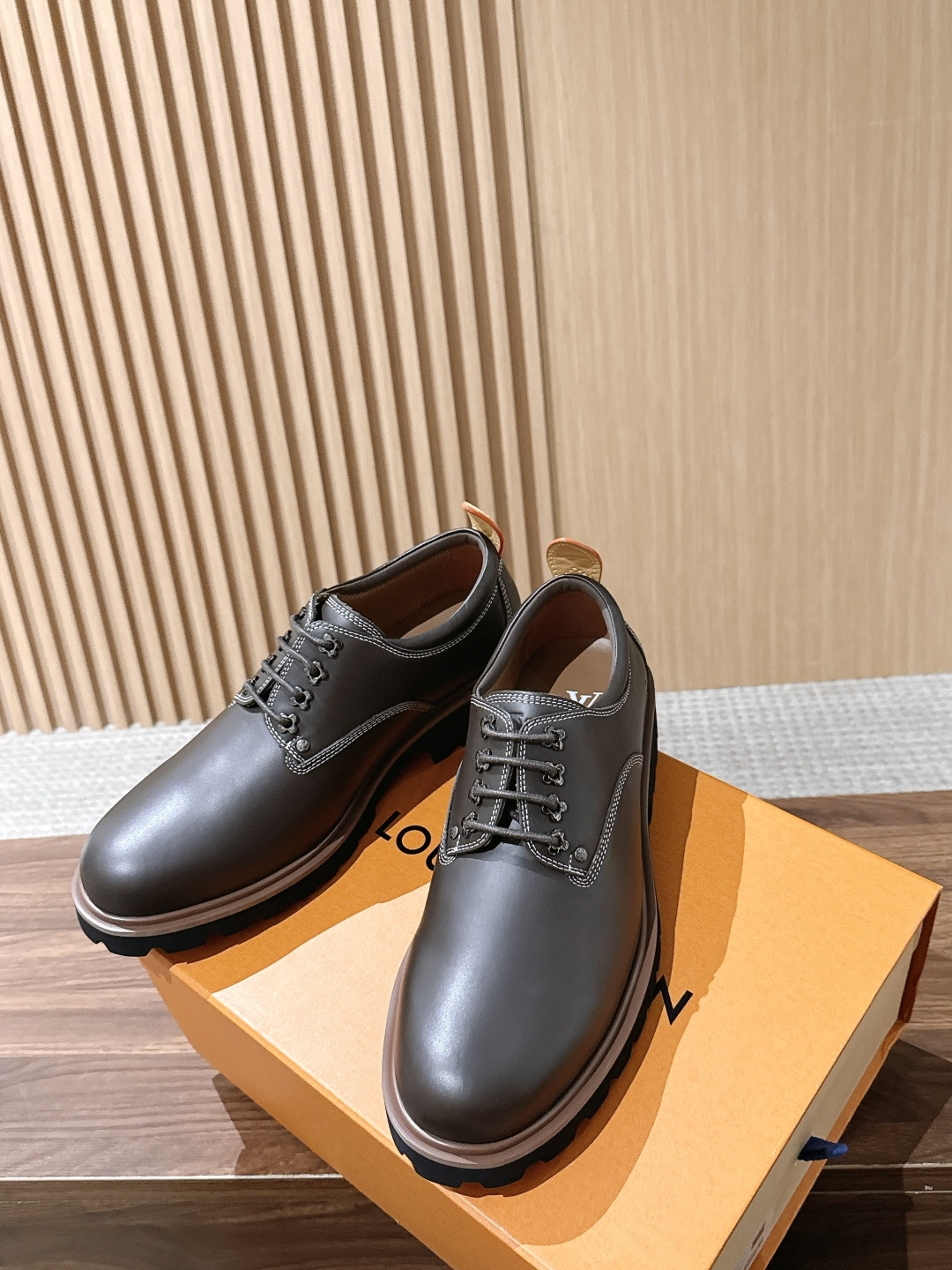 LV Major 驴牌男士乐福鞋拥有轻盈而厚实的微型外底,为经典设计注入潮流新意。手缝牛皮革鞋面压印大号 Damier LV Major 驴牌男士乐福鞋拥有轻盈而厚实的微型外底,为经典设计注入潮流新意。手缝牛皮革鞋面压印大号 Damier