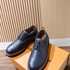 LV Major 驴牌男士乐福鞋拥有轻盈而厚实的微型外底,为经典设计注入潮流新意。手缝牛皮革鞋面压印大号 Damier LV Major 驴牌男士乐福鞋拥有轻盈而厚实的微型外底,为经典设计注入潮流新意。手缝牛皮革鞋面压印大号 Damier
