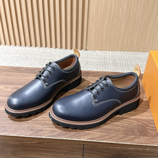LV Major 驴牌男士乐福鞋拥有轻盈而厚实的微型外底,为经典设计注入潮流新意。手缝牛皮革鞋面压印大号 Damier LV Major 驴牌男士乐福鞋拥有轻盈而厚实的微型外底,为经典设计注入潮流新意。手缝牛皮革鞋面压印大号 Damier
