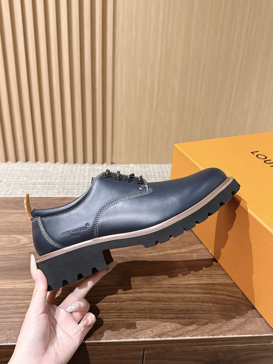LV Major 驴牌男士乐福鞋拥有轻盈而厚实的微型外底,为经典设计注入潮流新意。手缝牛皮革鞋面压印大号 Damier LV Major 驴牌男士乐福鞋拥有轻盈而厚实的微型外底,为经典设计注入潮流新意。手缝牛皮革鞋面压印大号 Damier
