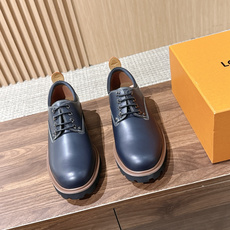 LV Major 驴牌男士乐福鞋拥有轻盈而厚实的微型外底,为经典设计注入潮流新意。手缝牛皮革鞋面压印大号 Damier LV Major 驴牌男士乐福鞋拥有轻盈而厚实的微型外底,为经典设计注入潮流新意。手缝牛皮革鞋面压印大号 Damier