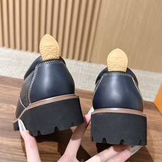 LV Major 驴牌男士乐福鞋拥有轻盈而厚实的微型外底,为经典设计注入潮流新意。手缝牛皮革鞋面压印大号 Damier LV Major 驴牌男士乐福鞋拥有轻盈而厚实的微型外底,为经典设计注入潮流新意。手缝牛皮革鞋面压印大号 Damier