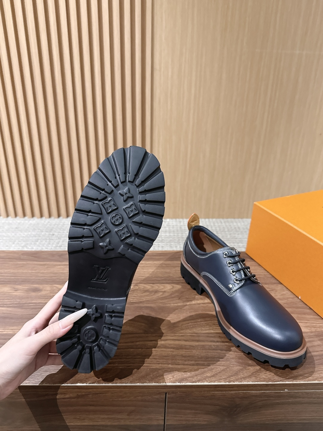 LV Major 驴牌男士乐福鞋拥有轻盈而厚实的微型外底,为经典设计注入潮流新意。手缝牛皮革鞋面压印大号 Damier LV Major 驴牌男士乐福鞋拥有轻盈而厚实的微型外底,为经典设计注入潮流新意。手缝牛皮革鞋面压印大号 Damier