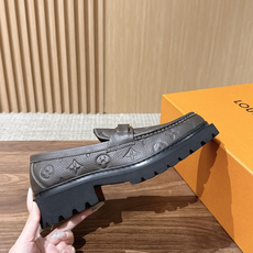 LV Major 驴牌男士乐福鞋拥有轻盈而厚实的微型外底,为经典设计注入潮流新意。手缝牛皮革鞋面压印大号 Damier LV Major 驴牌男士乐福鞋拥有轻盈而厚实的微型外底,为经典设计注入潮流新意。手缝牛皮革鞋面压印大号 Damier