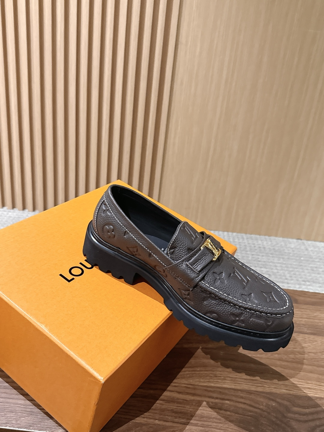 LV Major 驴牌男士乐福鞋拥有轻盈而厚实的微型外底,为经典设计注入潮流新意。手缝牛皮革鞋面压印大号 Damier LV Major 驴牌男士乐福鞋拥有轻盈而厚实的微型外底,为经典设计注入潮流新意。手缝牛皮革鞋面压印大号 Damier