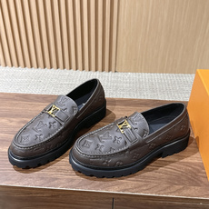 LV Major 驴牌男士乐福鞋拥有轻盈而厚实的微型外底,为经典设计注入潮流新意。手缝牛皮革鞋面压印大号 Damier LV Major 驴牌男士乐福鞋拥有轻盈而厚实的微型外底,为经典设计注入潮流新意。手缝牛皮革鞋面压印大号 Damier