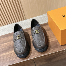 LV Major 驴牌男士乐福鞋拥有轻盈而厚实的微型外底,为经典设计注入潮流新意。手缝牛皮革鞋面压印大号 Damier LV Major 驴牌男士乐福鞋拥有轻盈而厚实的微型外底,为经典设计注入潮流新意。手缝牛皮革鞋面压印大号 Damier