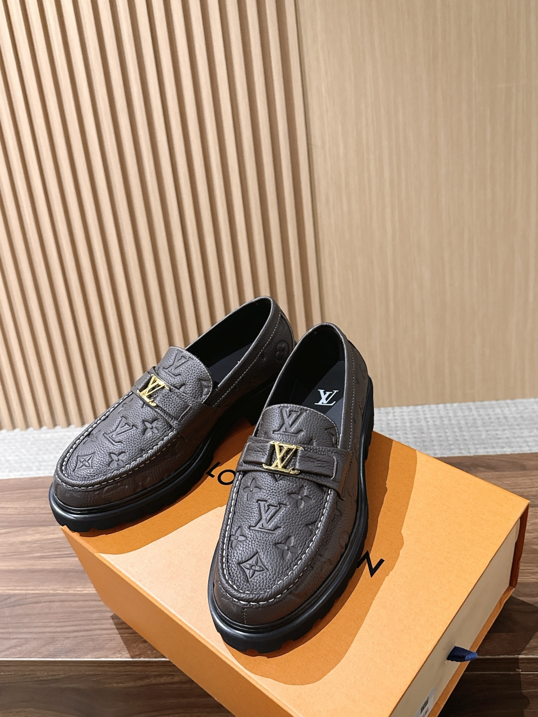 LV Major 驴牌男士乐福鞋拥有轻盈而厚实的微型外底,为经典设计注入潮流新意。手缝牛皮革鞋面压印大号 Damier LV Major 驴牌男士乐福鞋拥有轻盈而厚实的微型外底,为经典设计注入潮流新意。手缝牛皮革鞋面压印大号 Damier