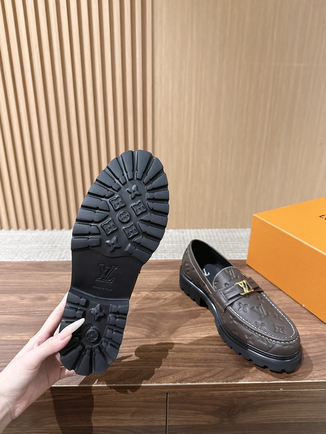LV Major 驴牌男士乐福鞋拥有轻盈而厚实的微型外底,为经典设计注入潮流新意。手缝牛皮革鞋面压印大号 Damier LV Major 驴牌男士乐福鞋拥有轻盈而厚实的微型外底,为经典设计注入潮流新意。手缝牛皮革鞋面压印大号 Damier