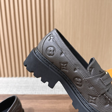 LV Major 驴牌男士乐福鞋拥有轻盈而厚实的微型外底,为经典设计注入潮流新意。手缝牛皮革鞋面压印大号 Damier LV Major 驴牌男士乐福鞋拥有轻盈而厚实的微型外底,为经典设计注入潮流新意。手缝牛皮革鞋面压印大号 Damier
