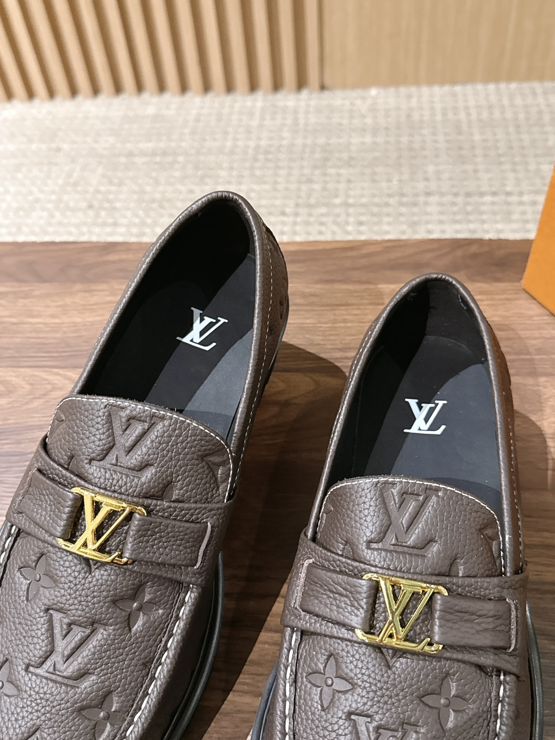LV Major 驴牌男士乐福鞋拥有轻盈而厚实的微型外底,为经典设计注入潮流新意。手缝牛皮革鞋面压印大号 Damier LV Major 驴牌男士乐福鞋拥有轻盈而厚实的微型外底,为经典设计注入潮流新意。手缝牛皮革鞋面压印大号 Damier