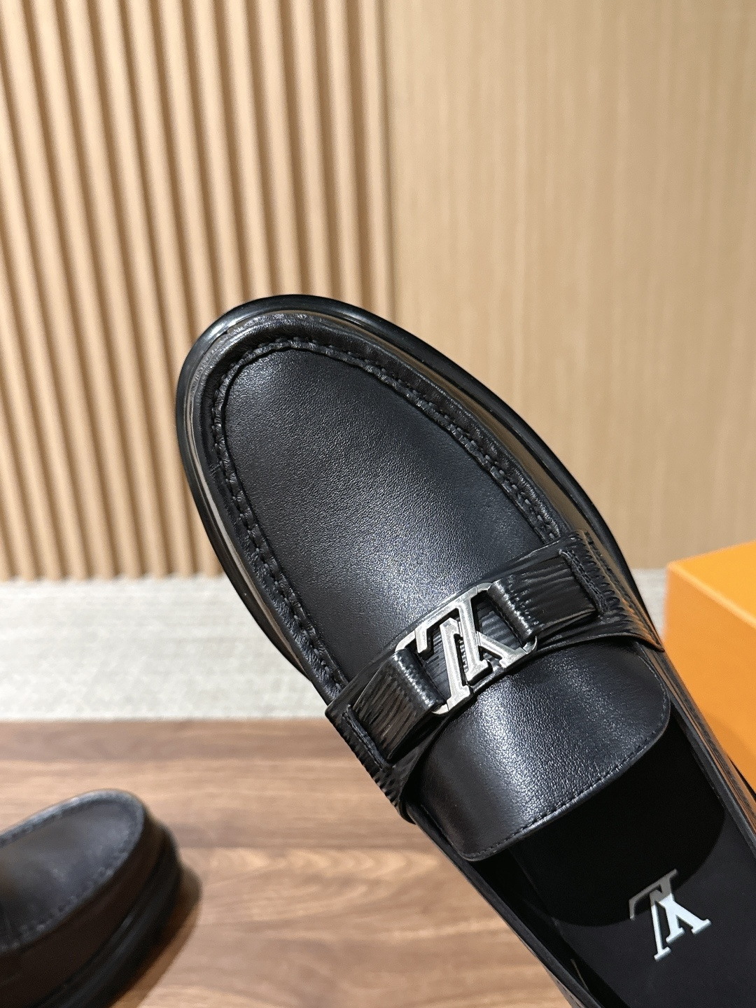 LV Major 驴牌男士乐福鞋拥有轻盈而厚实的微型外底,为经典设计注入潮流新意。手缝牛皮革鞋面压印大号 Damier LV Major 驴牌男士乐福鞋拥有轻盈而厚实的微型外底,为经典设计注入潮流新意。手缝牛皮革鞋面压印大号 Damier