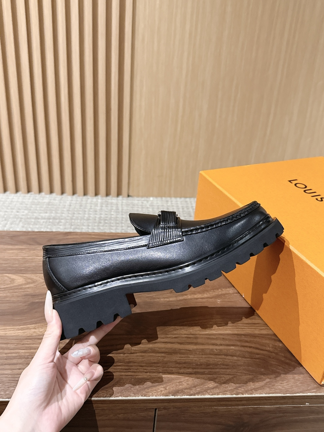 LV Major 驴牌男士乐福鞋拥有轻盈而厚实的微型外底,为经典设计注入潮流新意。手缝牛皮革鞋面压印大号 Damier LV Major 驴牌男士乐福鞋拥有轻盈而厚实的微型外底,为经典设计注入潮流新意。手缝牛皮革鞋面压印大号 Damier