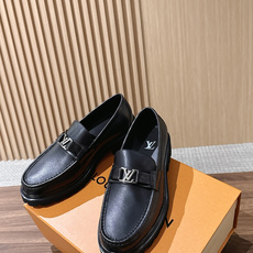 LV Major 驴牌男士乐福鞋拥有轻盈而厚实的微型外底,为经典设计注入潮流新意。手缝牛皮革鞋面压印大号 Damier LV Major 驴牌男士乐福鞋拥有轻盈而厚实的微型外底,为经典设计注入潮流新意。手缝牛皮革鞋面压印大号 Damier