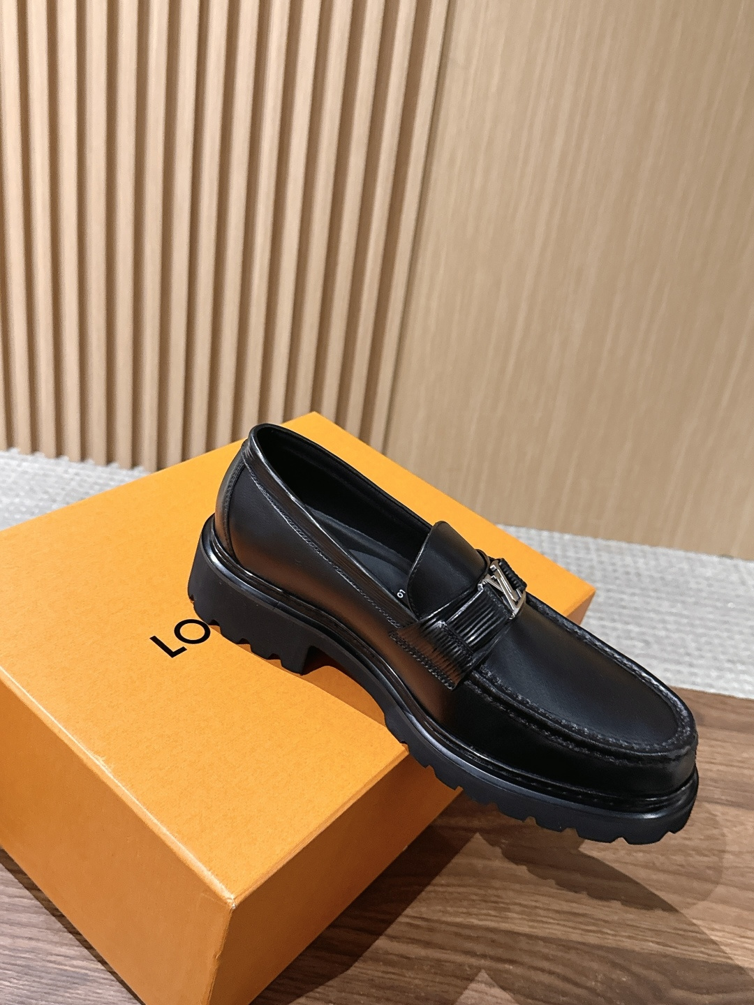 LV Major 驴牌男士乐福鞋拥有轻盈而厚实的微型外底,为经典设计注入潮流新意。手缝牛皮革鞋面压印大号 Damier LV Major 驴牌男士乐福鞋拥有轻盈而厚实的微型外底,为经典设计注入潮流新意。手缝牛皮革鞋面压印大号 Damier