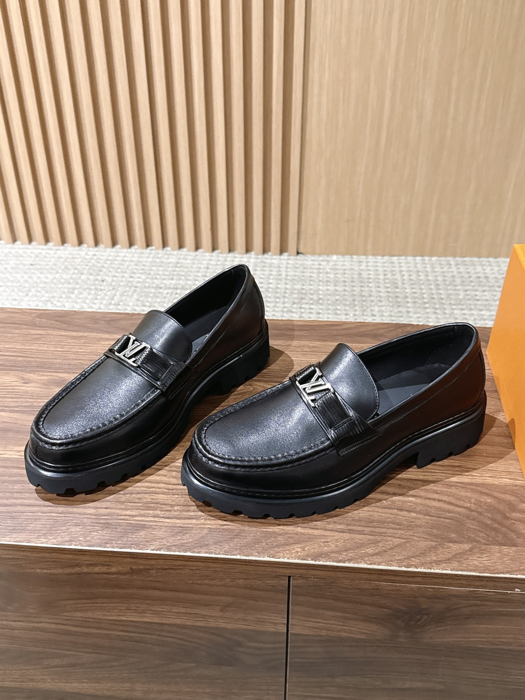 LV Major 驴牌男士乐福鞋拥有轻盈而厚实的微型外底,为经典设计注入潮流新意。手缝牛皮革鞋面压印大号 Damier LV Major 驴牌男士乐福鞋拥有轻盈而厚实的微型外底,为经典设计注入潮流新意。手缝牛皮革鞋面压印大号 Damier