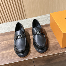 LV Major 驴牌男士乐福鞋拥有轻盈而厚实的微型外底,为经典设计注入潮流新意。手缝牛皮革鞋面压印大号 Damier LV Major 驴牌男士乐福鞋拥有轻盈而厚实的微型外底,为经典设计注入潮流新意。手缝牛皮革鞋面压印大号 Damier