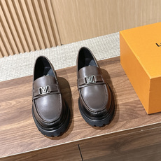 LV Major 驴牌男士乐福鞋拥有轻盈而厚实的微型外底,为经典设计注入潮流新意。手缝牛皮革鞋面压印大号 Damier LV Major 驴牌男士乐福鞋拥有轻盈而厚实的微型外底,为经典设计注入潮流新意。手缝牛皮革鞋面压印大号 Damier