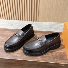 LV Major 驴牌男士乐福鞋拥有轻盈而厚实的微型外底,为经典设计注入潮流新意。手缝牛皮革鞋面压印大号 Damier LV Major 驴牌男士乐福鞋拥有轻盈而厚实的微型外底,为经典设计注入潮流新意。手缝牛皮革鞋面压印大号 Damier