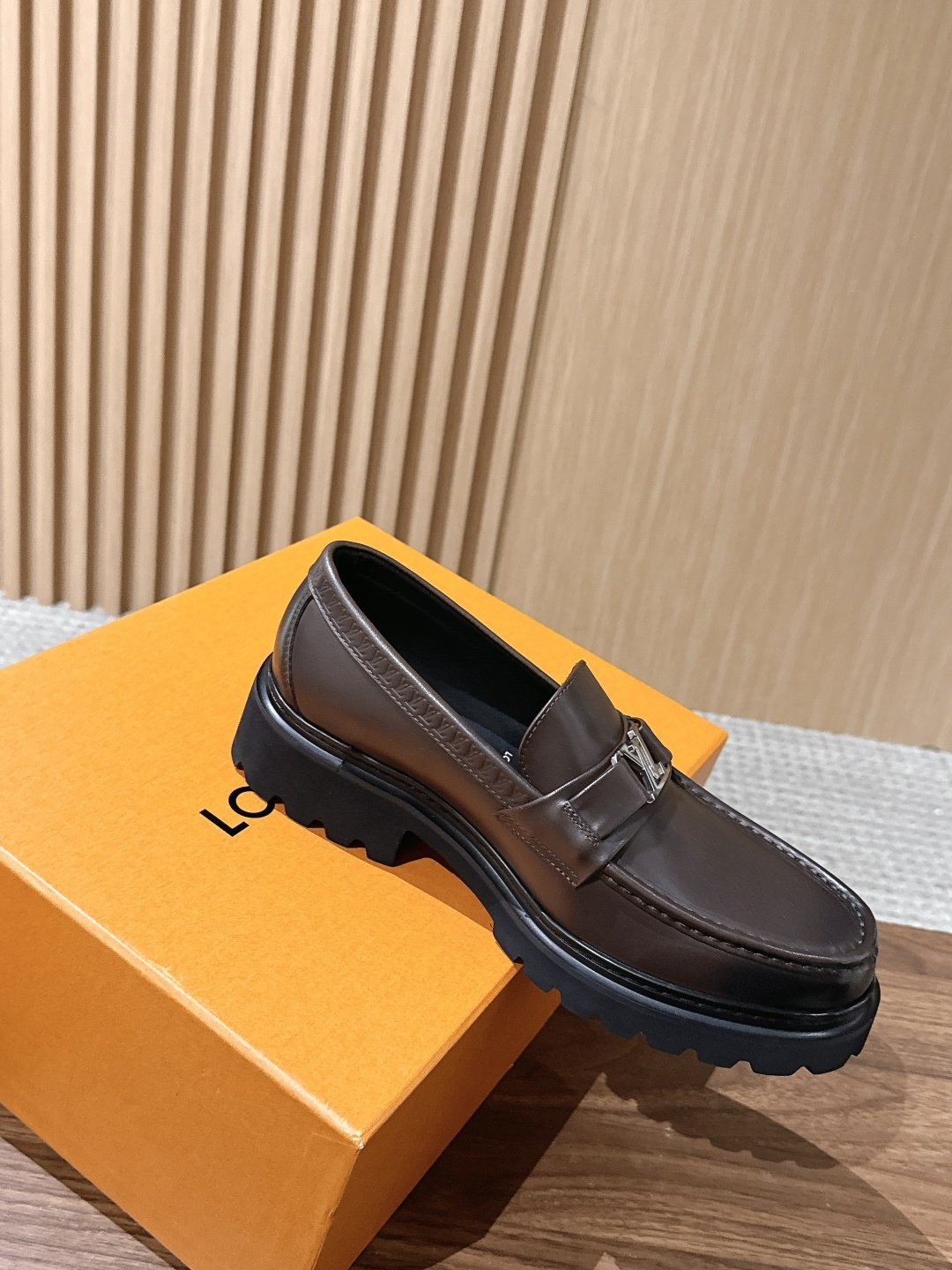 LV Major 驴牌男士乐福鞋拥有轻盈而厚实的微型外底,为经典设计注入潮流新意。手缝牛皮革鞋面压印大号 Damier LV Major 驴牌男士乐福鞋拥有轻盈而厚实的微型外底,为经典设计注入潮流新意。手缝牛皮革鞋面压印大号 Damier